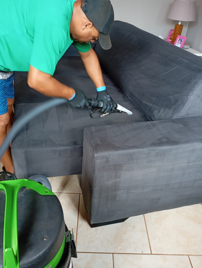 Trabalho de limpador de carpetes e estofados por Lore Clean Higienização