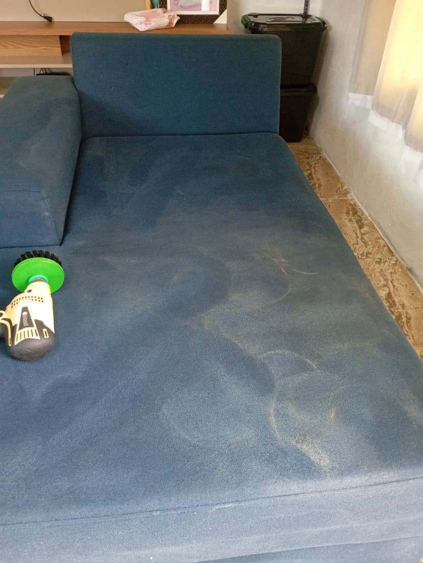 Trabalho de limpador de carpetes e estofados por Lore Clean Higienização