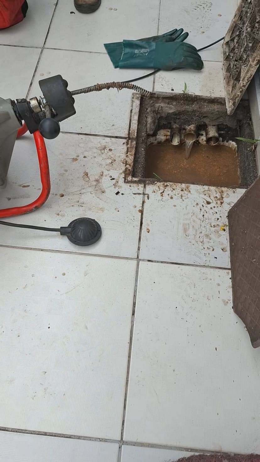 Trabalho de desentupidor por Desentupidora Hidro Curitiba | Portes
