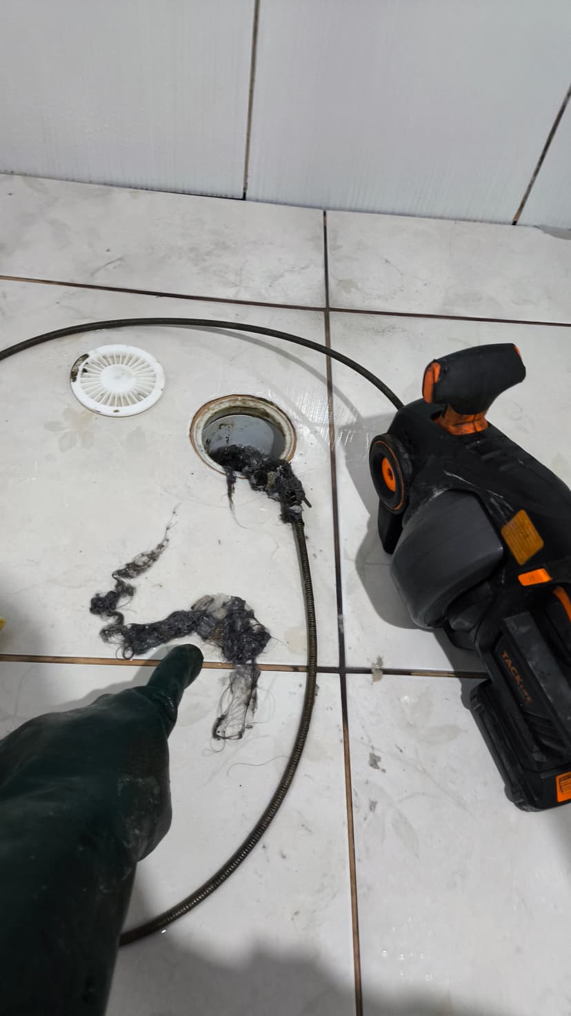 Trabalho de desentupidor por Desentupidora Hidro Curitiba | Portes