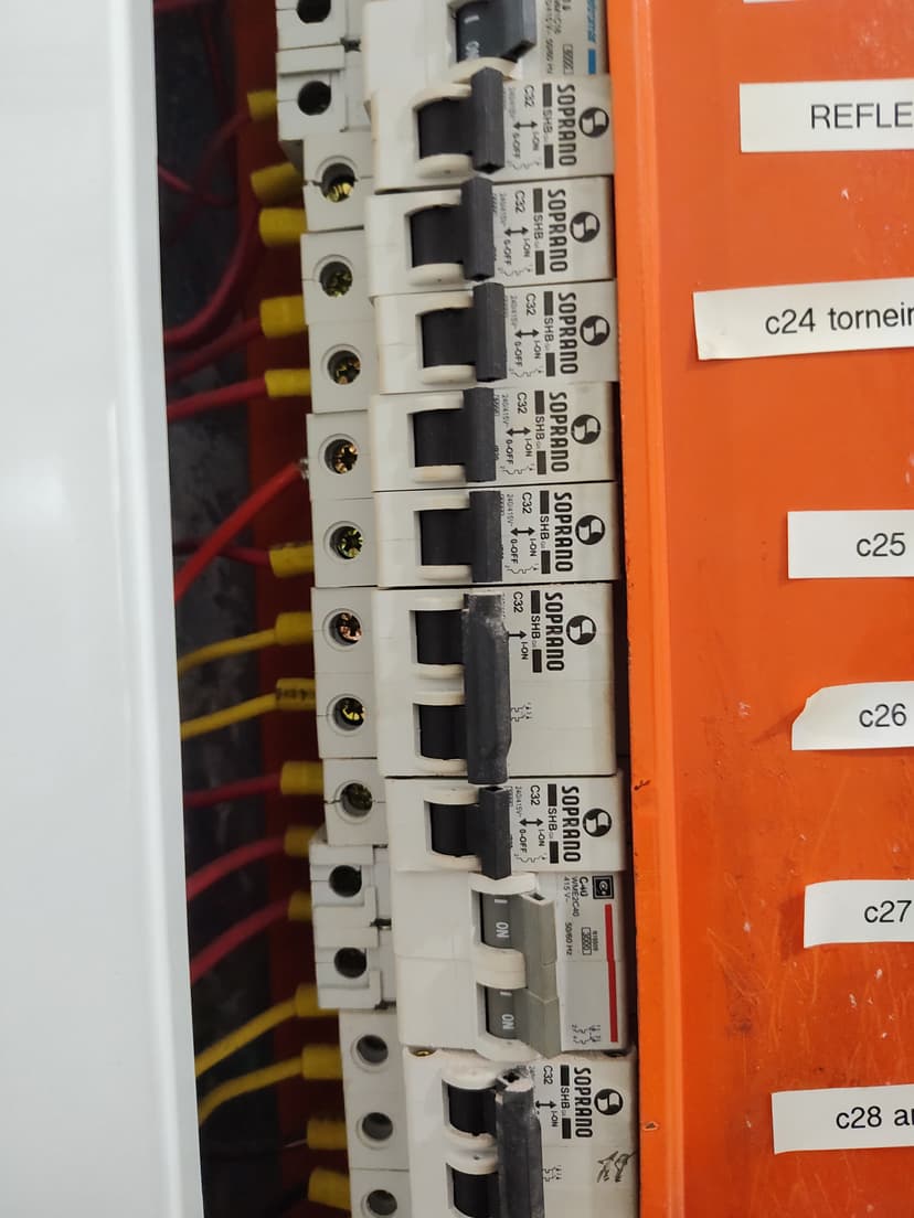 Trabalho de eletricista por VM elétrica e climatização
