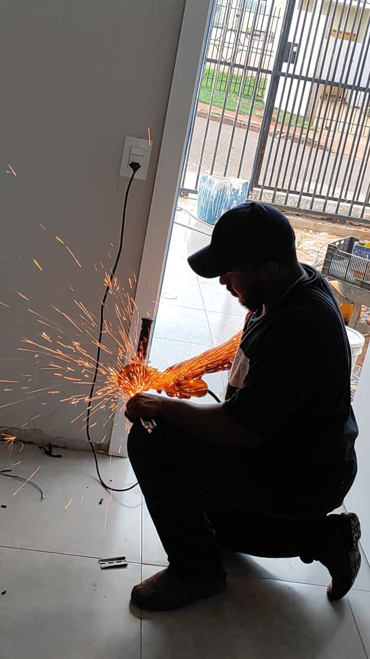 Trabalho de eletricista por João Siqueira