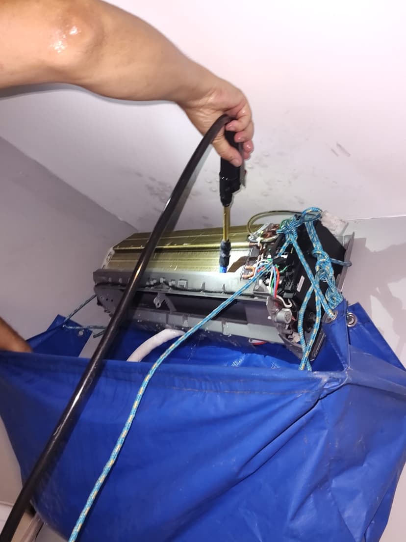 Trabalho de eletricista por Márcio Brasil