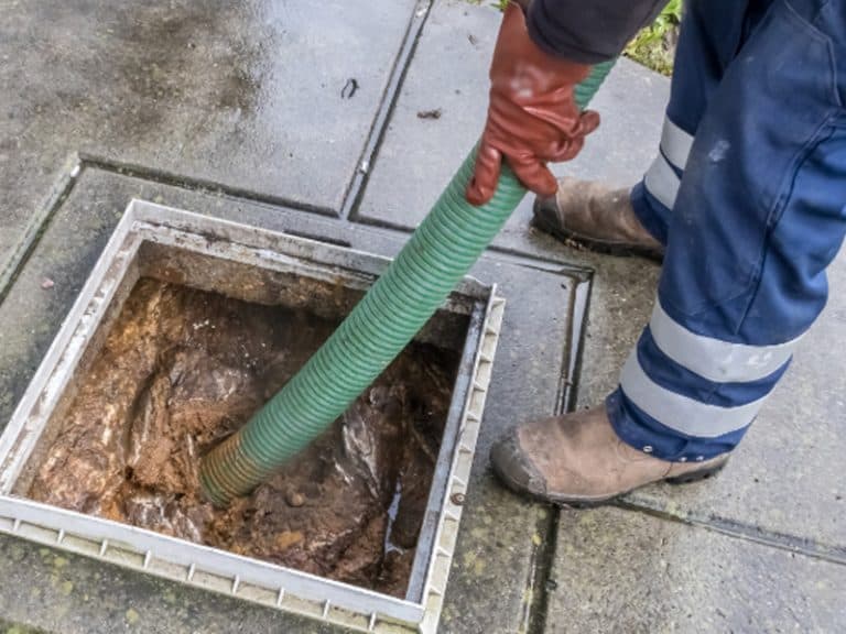 Trabalho de desentupidor por Sos Desentupidora
