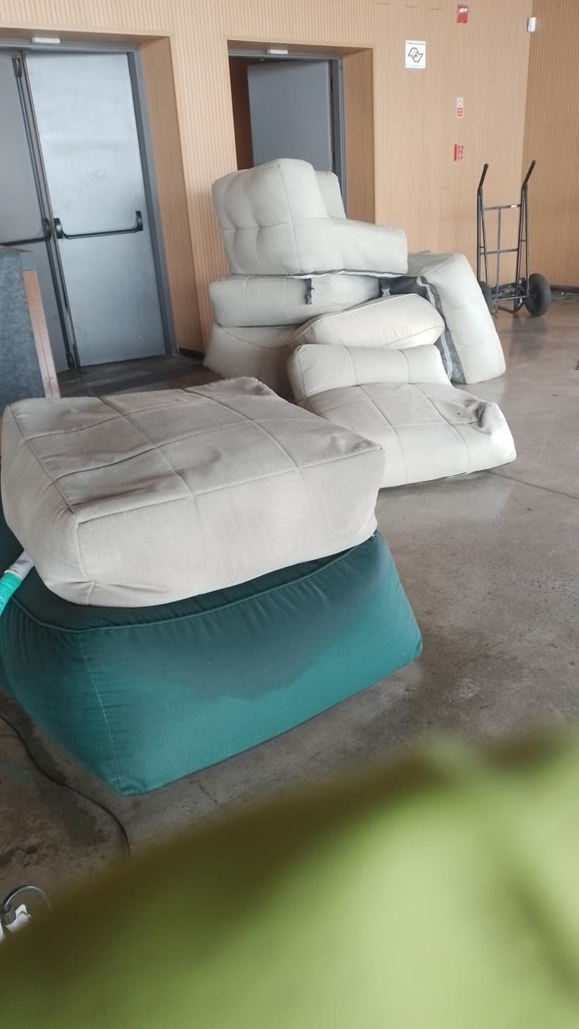 Trabalho de limpador de carpetes e estofados por Joao Moraes