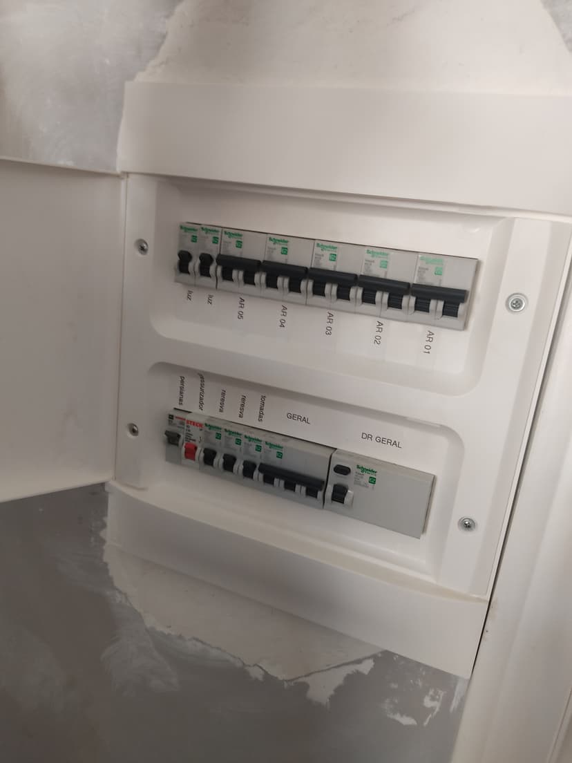 Trabalho de eletricista por Julio Cesar