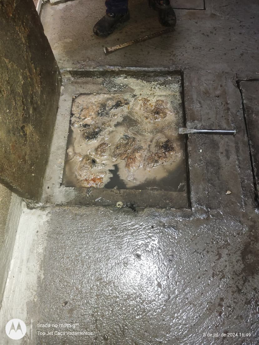 Trabalho de encanador por Desentupidora  e Caça Vazamento Top Jet.