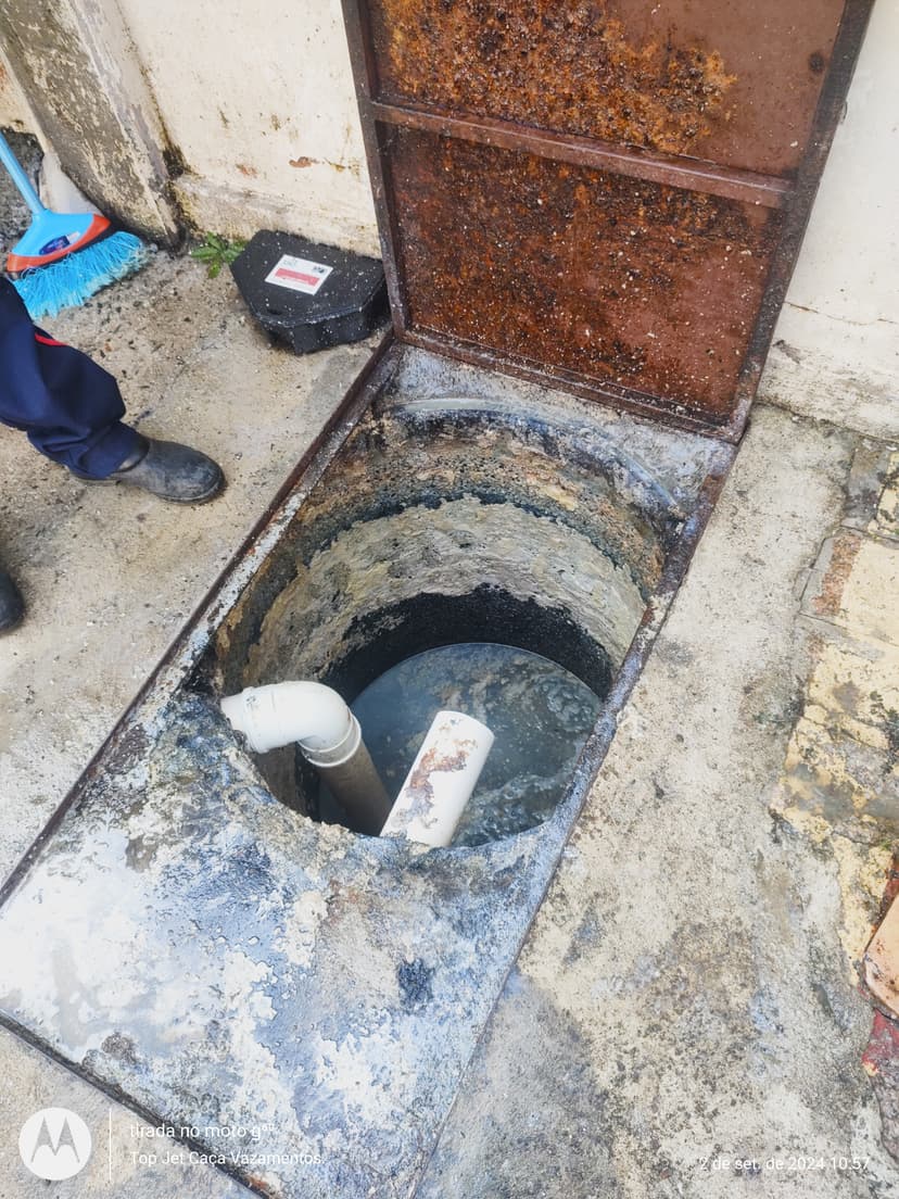 Trabalho de encanador por Desentupidora  e Caça Vazamento Top Jet.