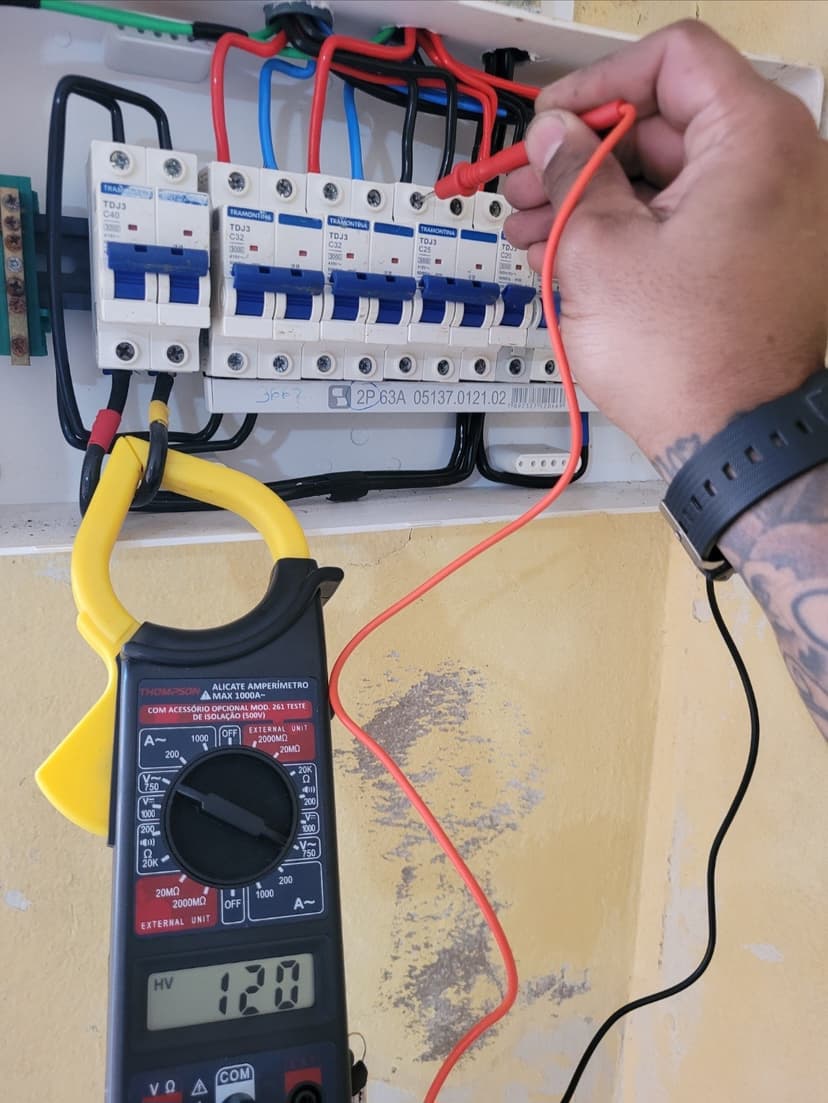 Trabalho de eletricista por D.R. Instalações e Manutenções