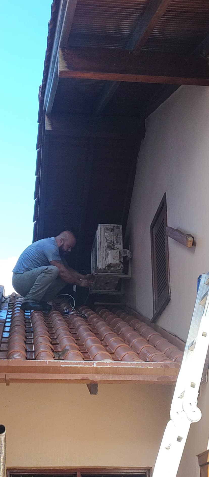 Trabalho de técnico em ar condicionado por Ar Limpo Climatização