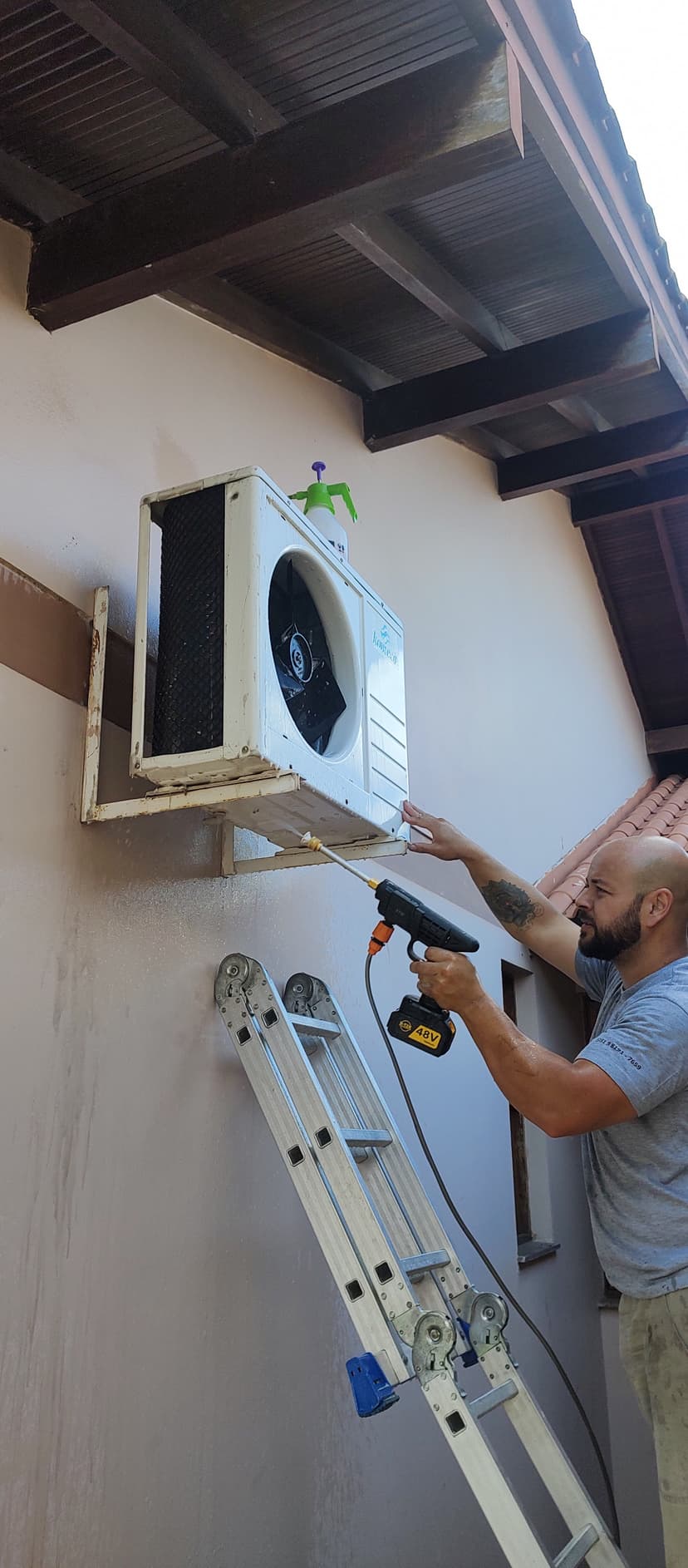 Trabalho de técnico em ar condicionado por Ar Limpo Climatização