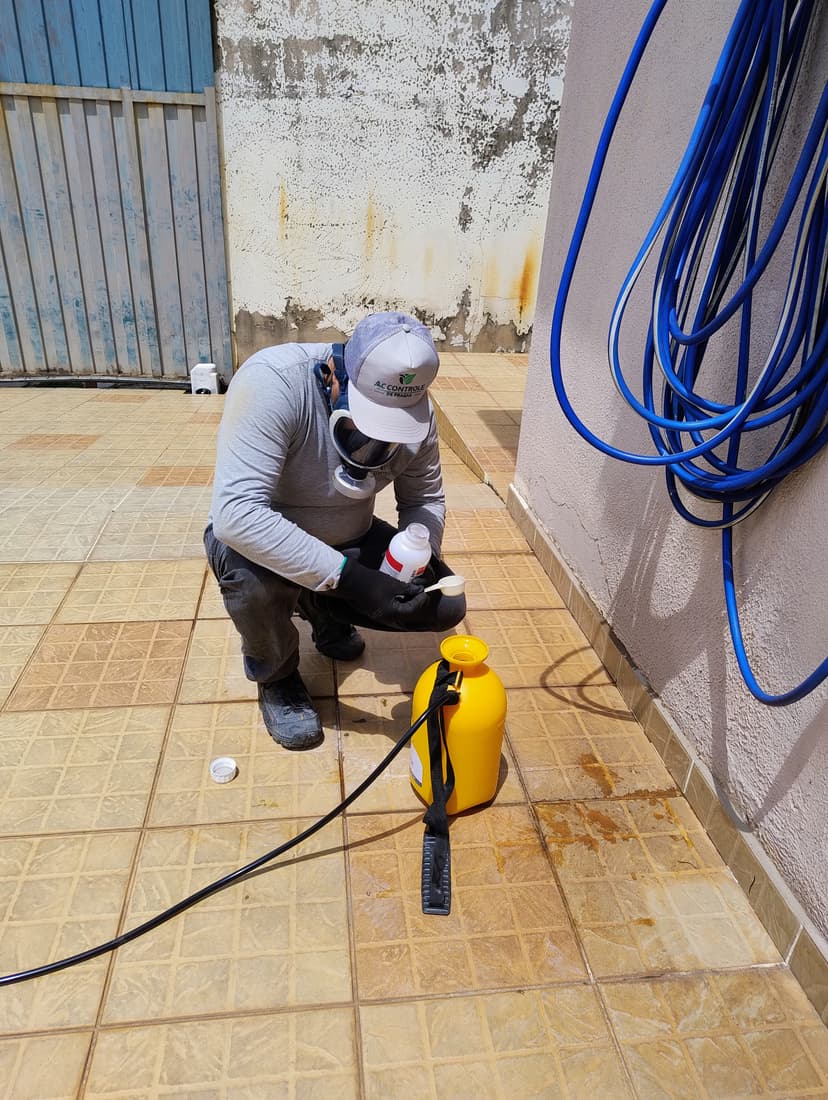 Trabalho de dedetizadora por AC Controle de Pragas
