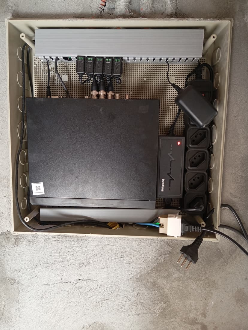 Trabalho de segurança eletrônica por Charlles