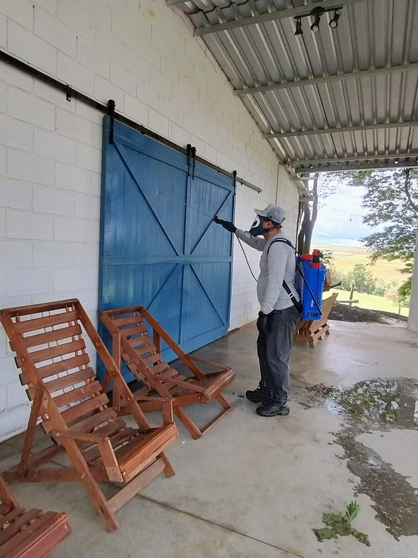 Trabalho de dedetizadora por AC Controle de Pragas