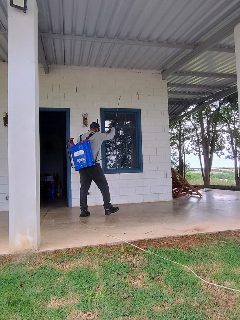 Trabalho de dedetizadora por AC Controle de Pragas