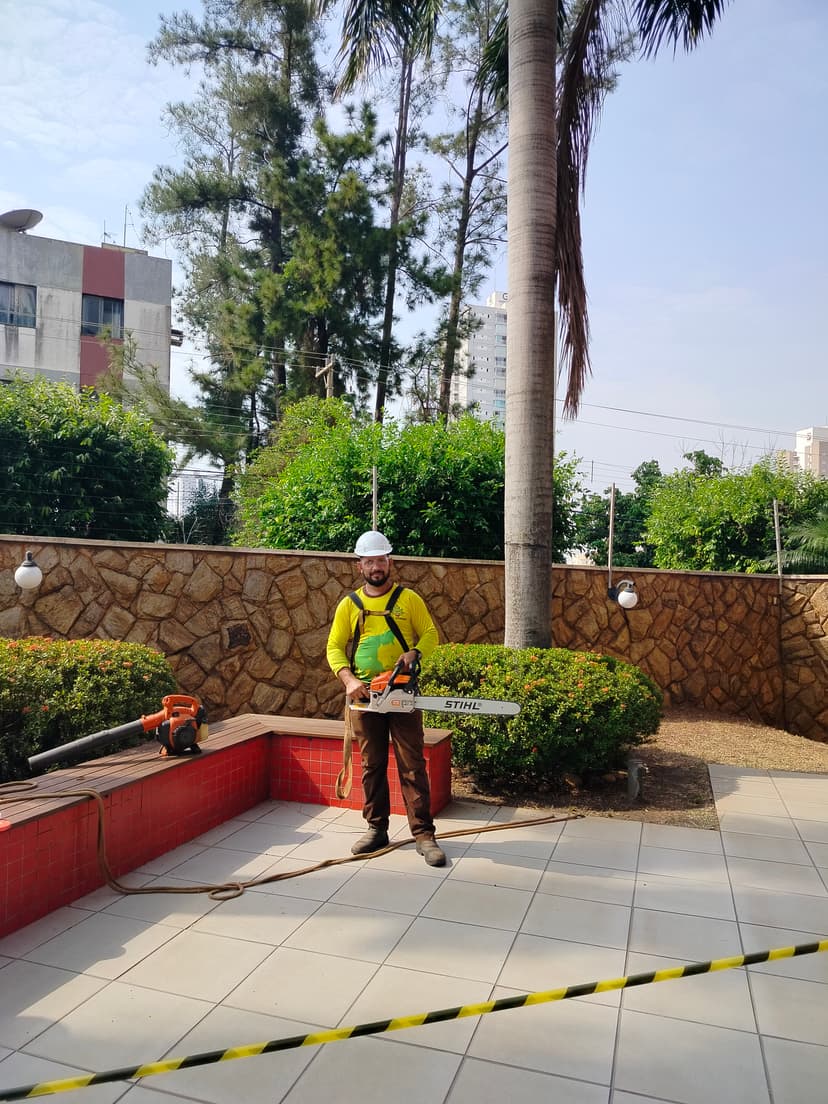 Trabalho de jardineiro por Lucas jardinagem