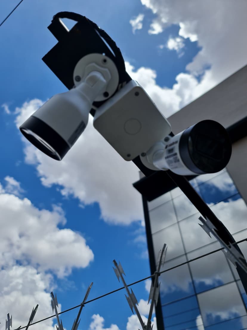 Trabalho de segurança eletrônica por CBS Link Sistema de Monitoramento Energia Solar