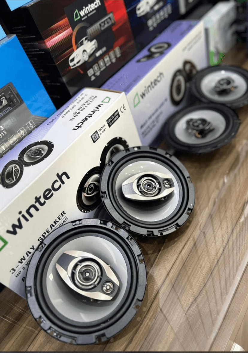 Trabalho de especialista em som e acessórios automotivos por Star películas