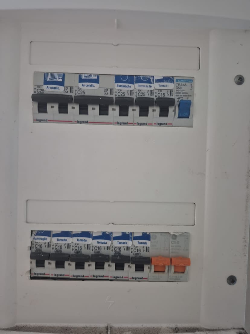 Trabalho de eletricista por C&J Soluções