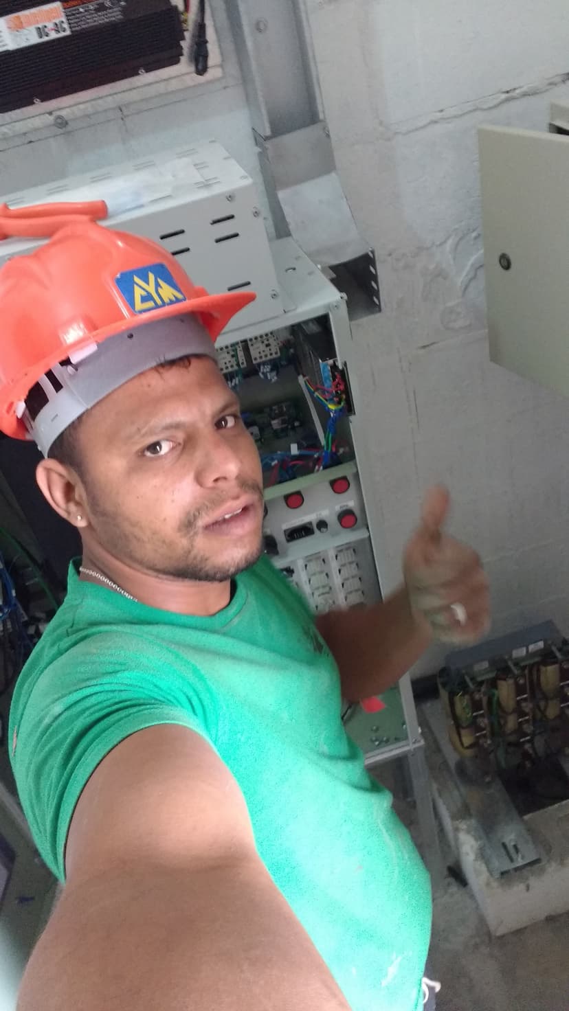 Trabalho de eletricista por RAFAEL APARECIDO DA SILVA PEREIRA