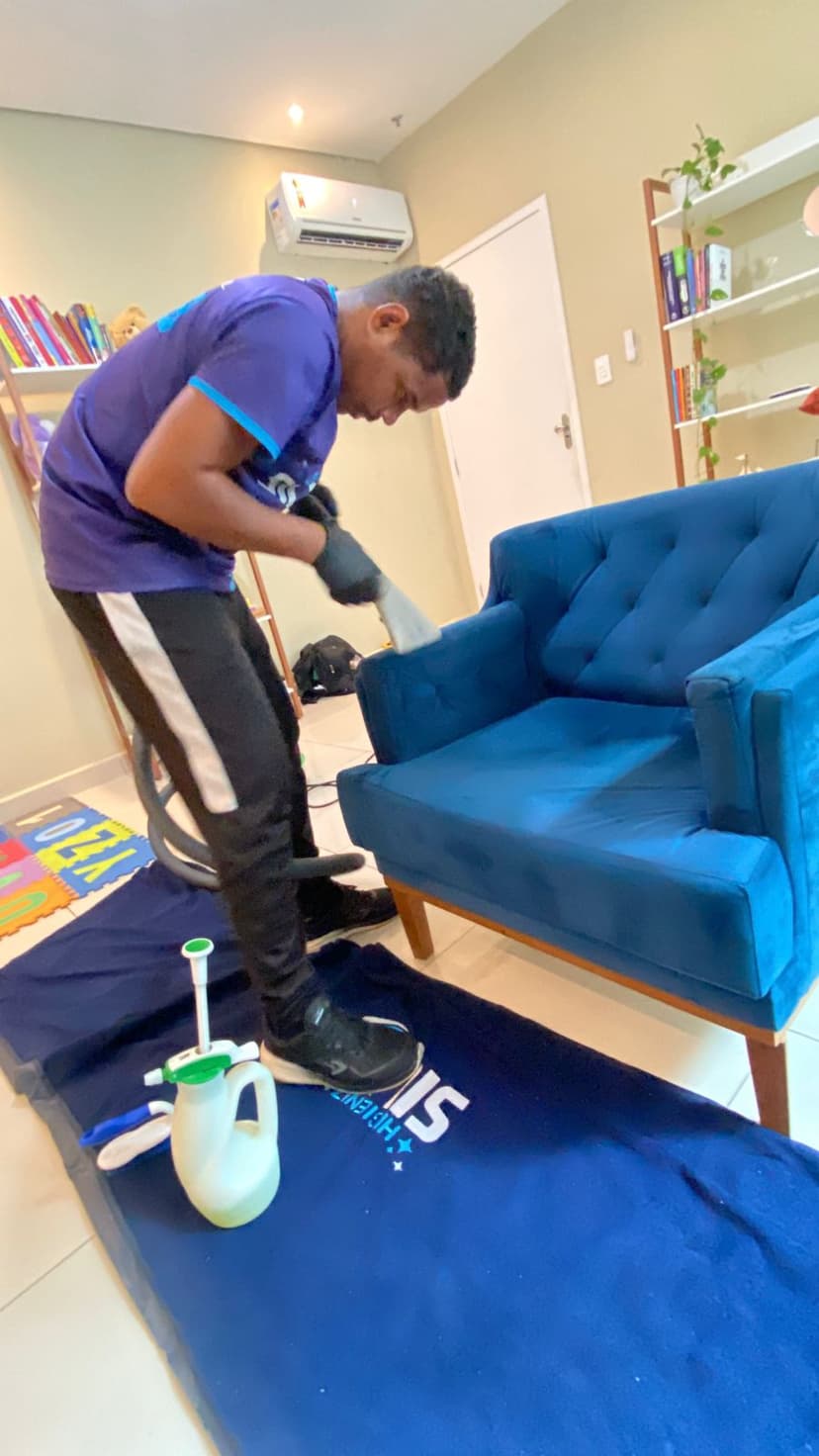 Trabalho de limpador de carpetes e estofados por Higieniza Silva
