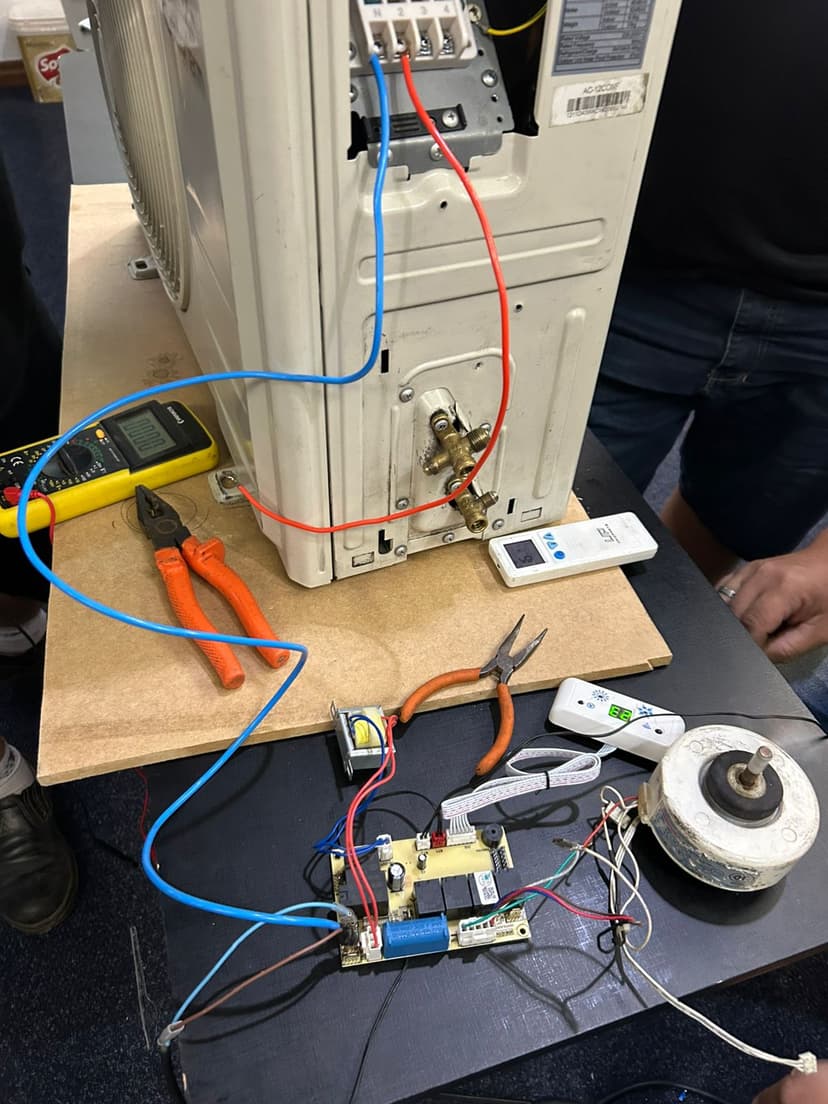 Trabalho de eletricista por ALTEC Serviços Elétricos e Climatização