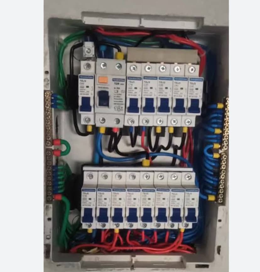Trabalho de eletricista por Cury Soluções Técnicas