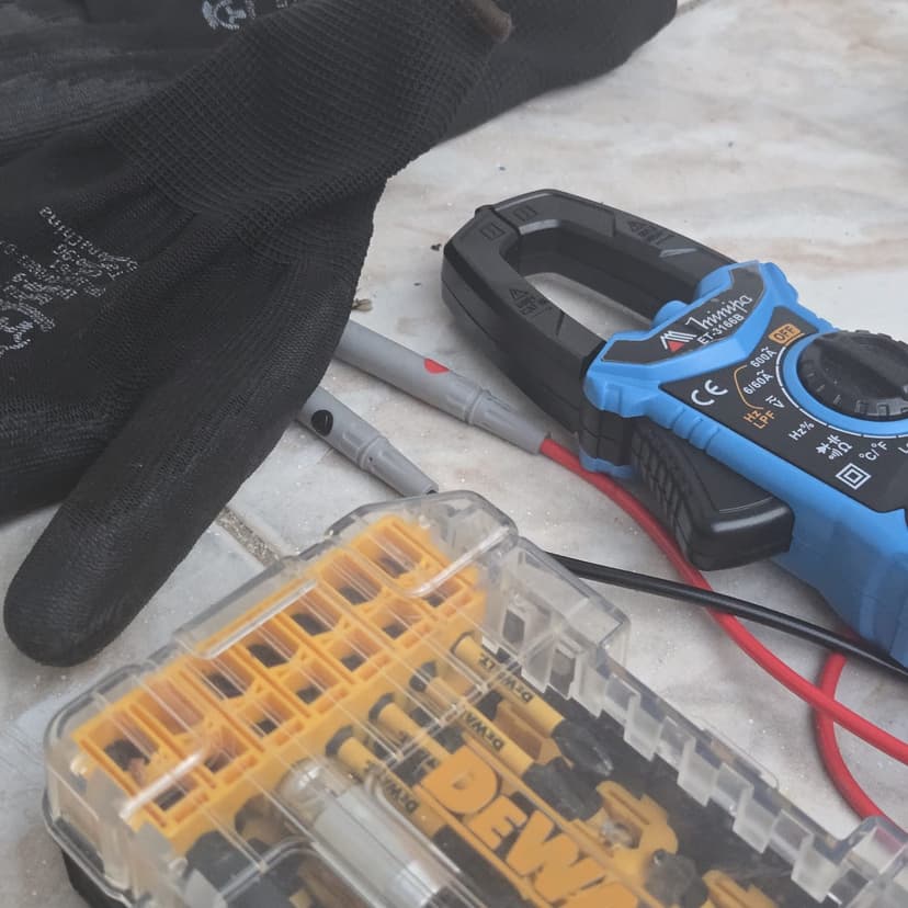 Trabalho de eletricista por Serviços Inteligentes F.Araújo