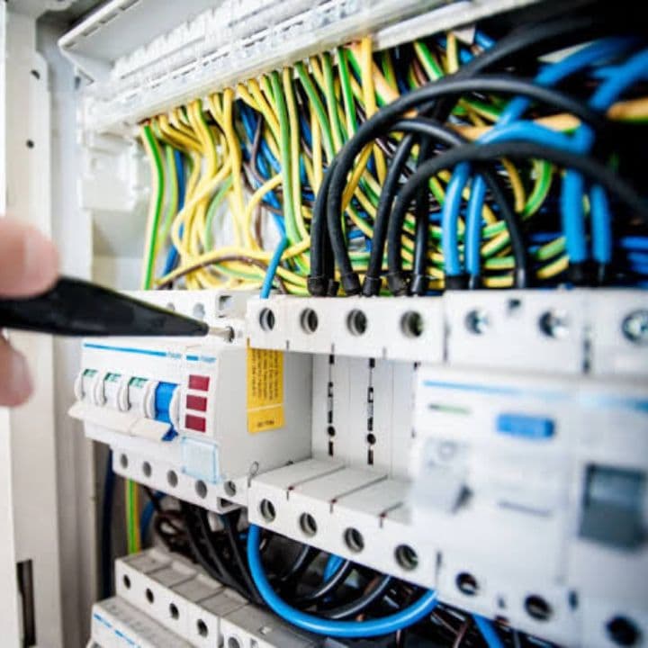 Trabalho de eletricista por LEONARDI SIQUEIRA RODRIGUES
