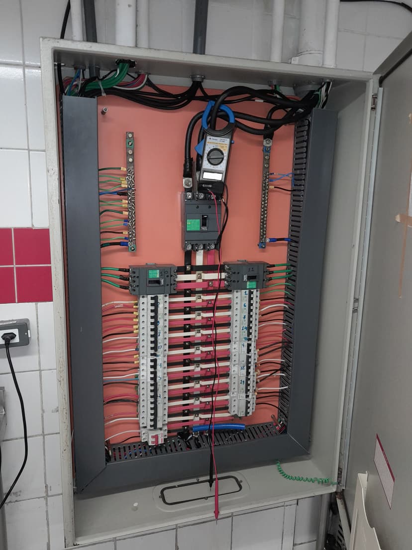 Trabalho de eletricista por C.A SERVIÇE (PRESTAÇÃO DE SERVIÇO)