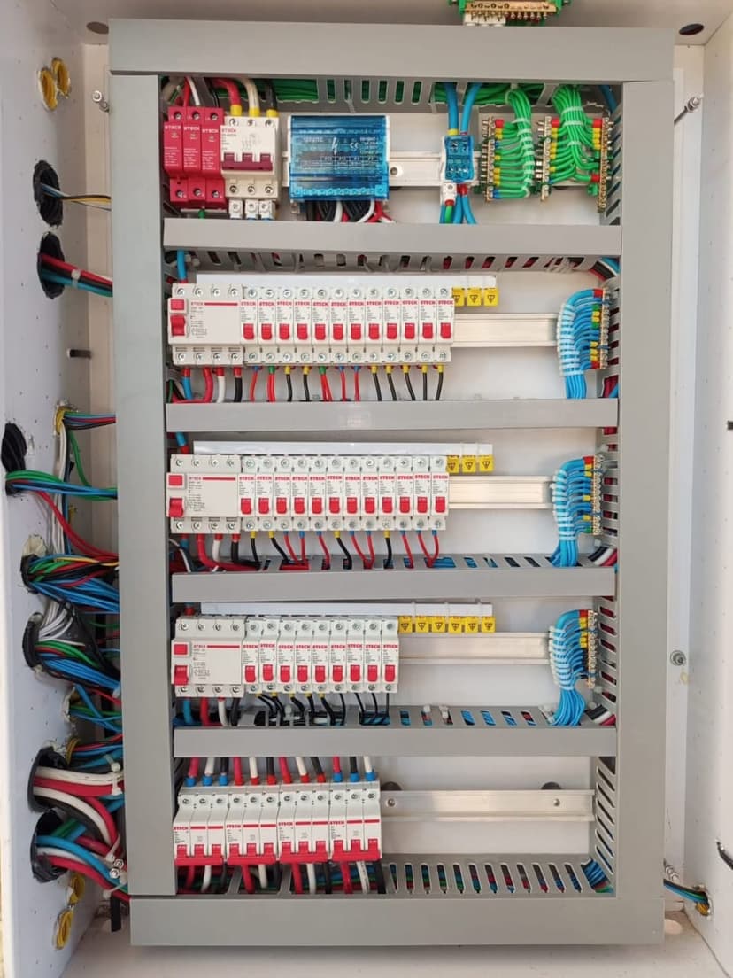 Trabalho de eletricista por Serviços Inteligentes F.Araújo