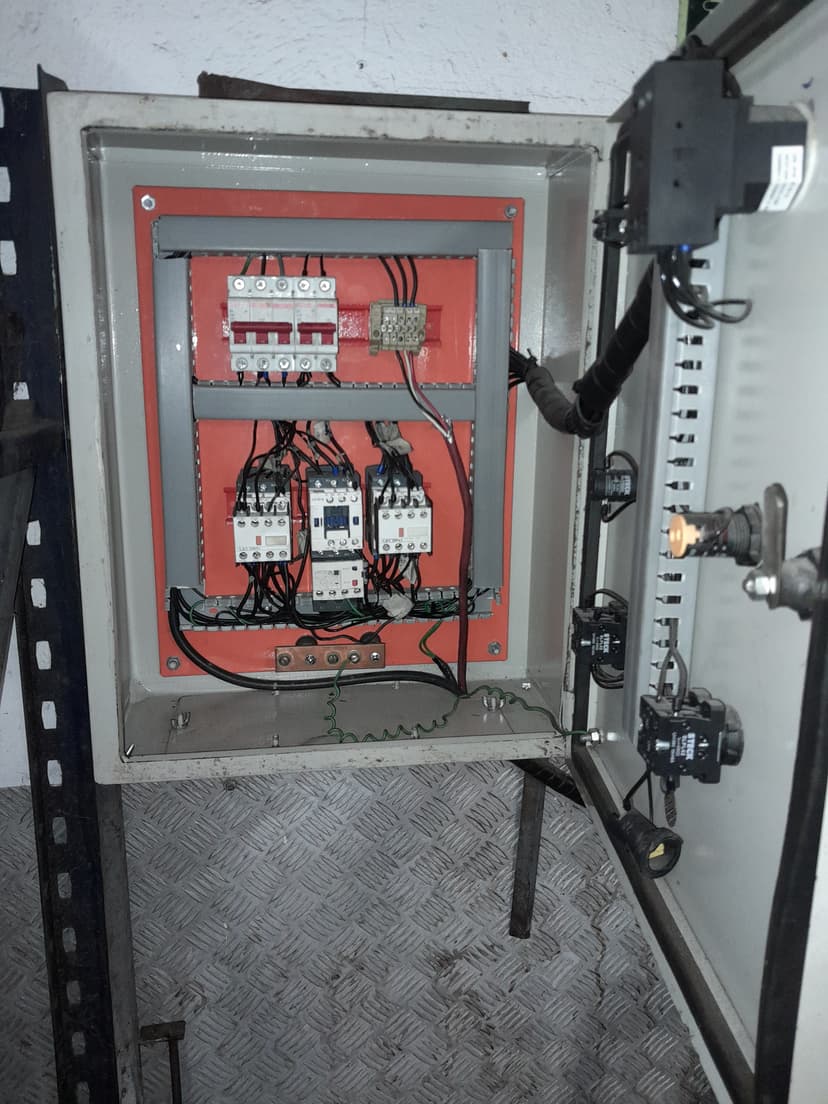 Trabalho de eletricista por C.A SERVIÇE (PRESTAÇÃO DE SERVIÇO)