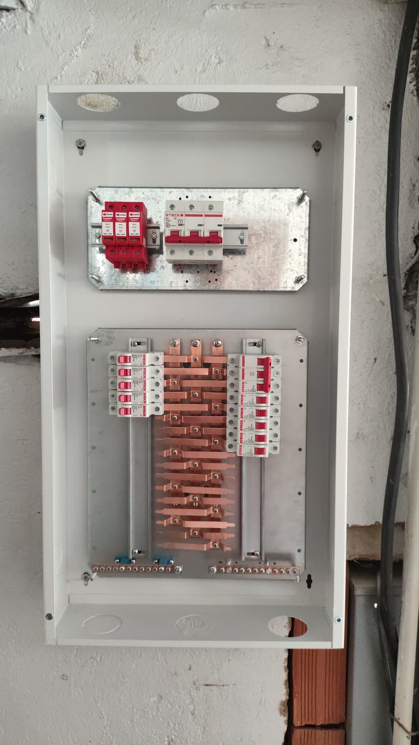 Trabalho de segurança eletrônica por Combate Segurança Eletrônica e Eletricidade