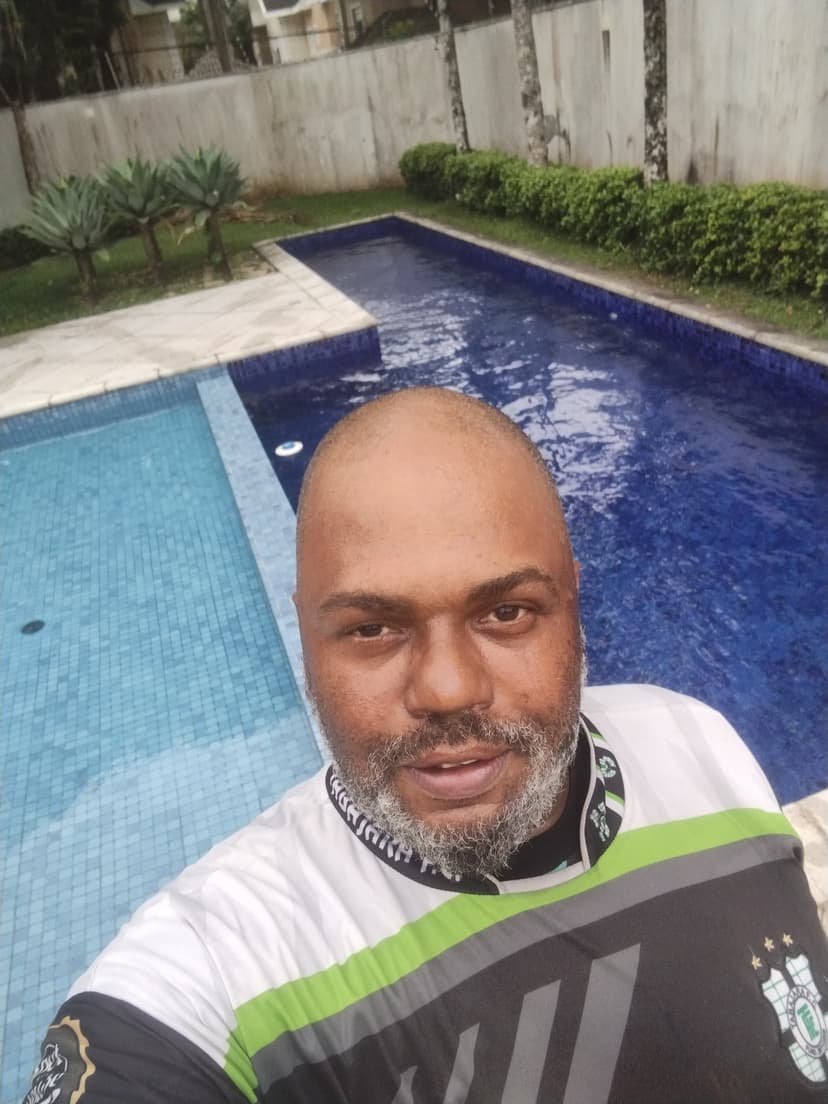 Trabalho de limpador de piscina por Aruanda Limpeza