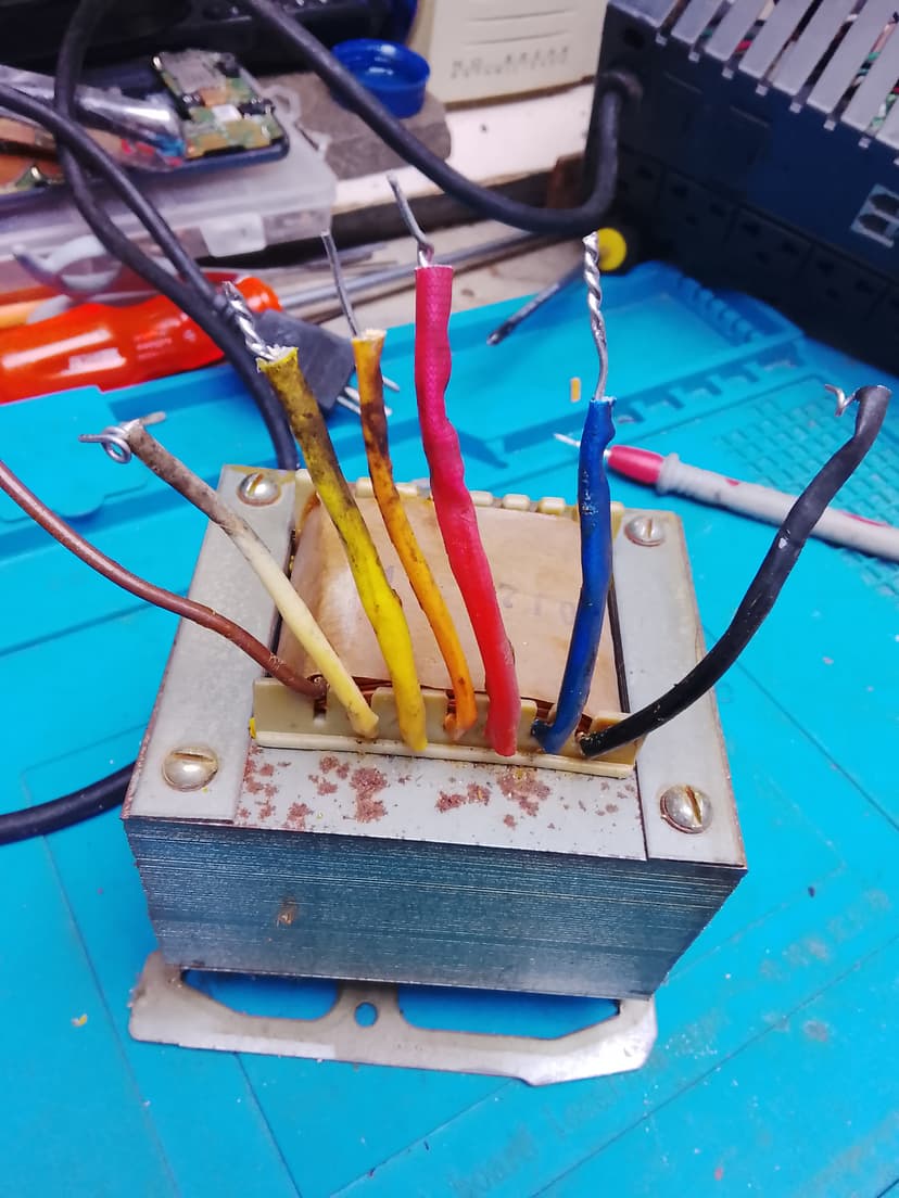 Trabalho de eletricista por IRINEU RODRIGUES DA SILVA