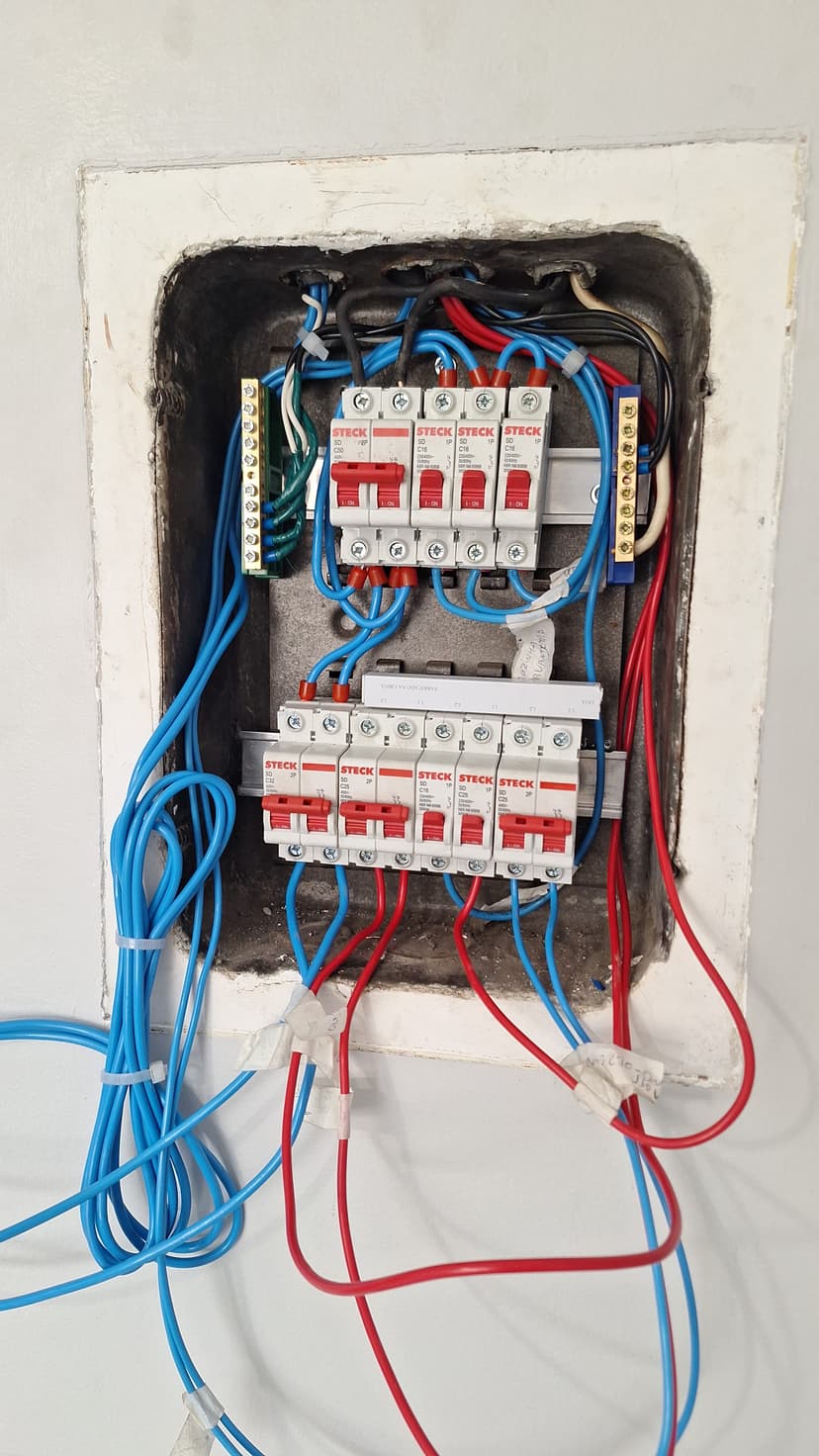 Trabalho de eletricista por GELA SP - Climatização e Serviços