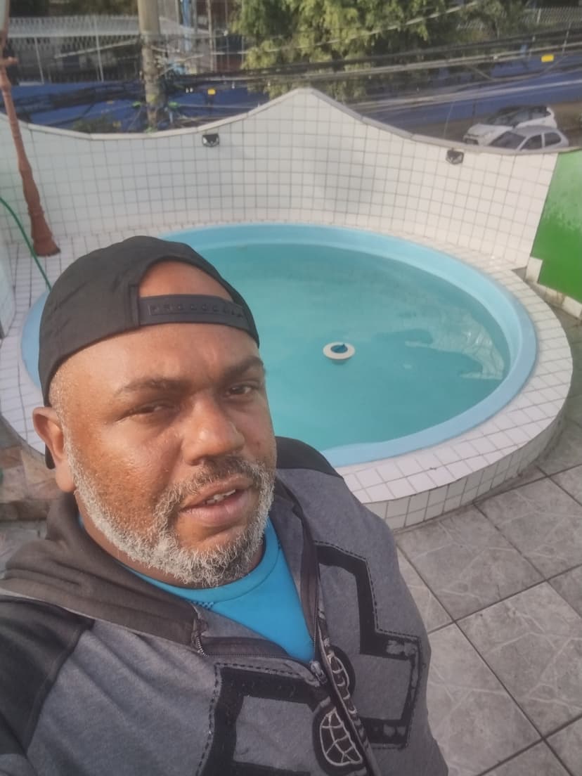 Trabalho de limpador de piscina por Aruanda Limpeza