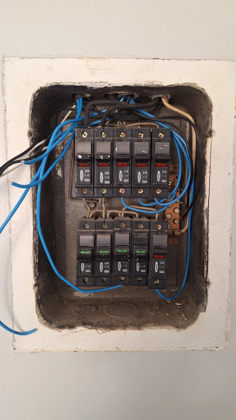 Trabalho de eletricista por GELA SP - Climatização e Serviços