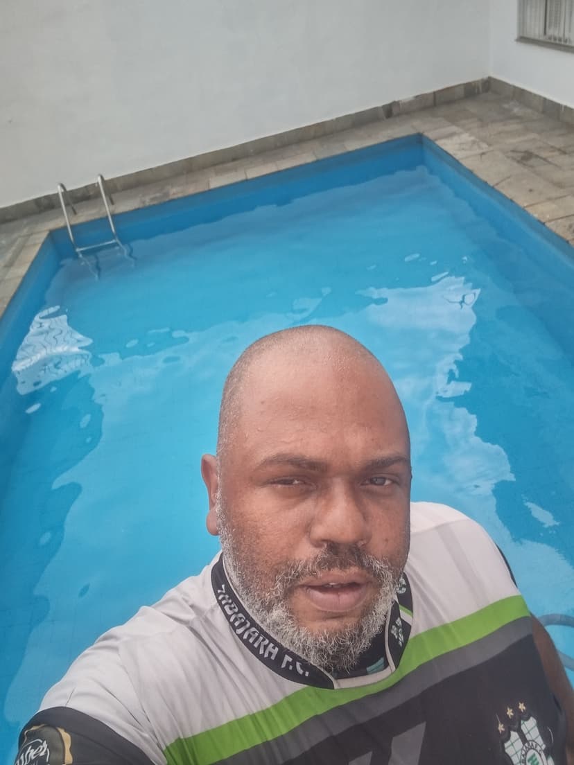 Trabalho de limpador de piscina por Aruanda Limpeza