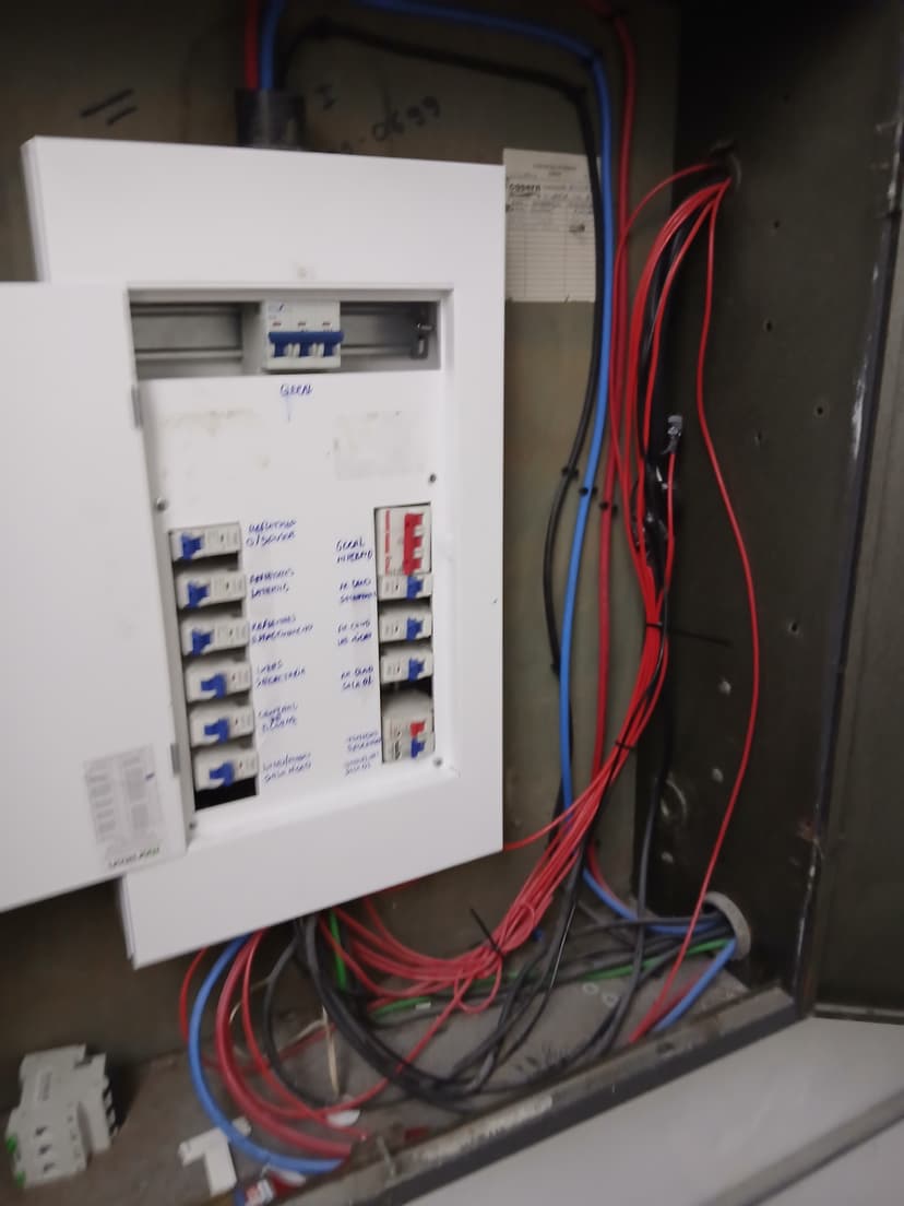 Trabalho de eletricista por JB SERVIÇOS PRIME